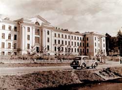 Новоуральск. В 1951 году открылось отделение Московского инженерно-физического института (МИФИ-2). Институт готовил специалистов для работы на УЭХК.